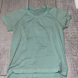Women’s Lululemon tee